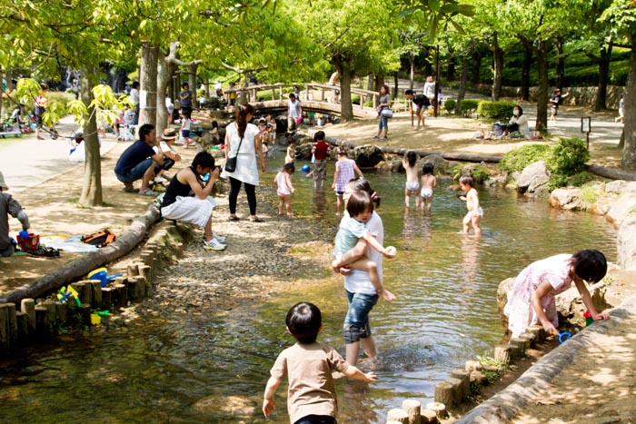 上尾丸山公園　水遊び場　子どもたちでいっぱい