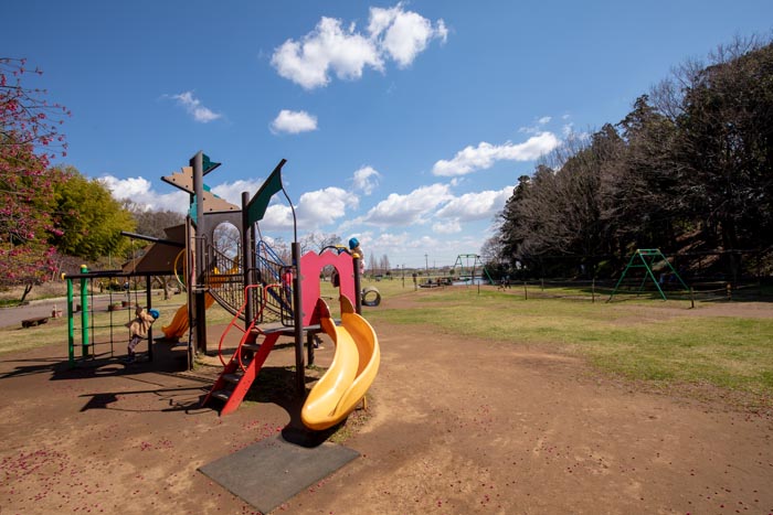 あけぼの山農業公園・あけぼの山公園　中型複合遊具とターザンロープ