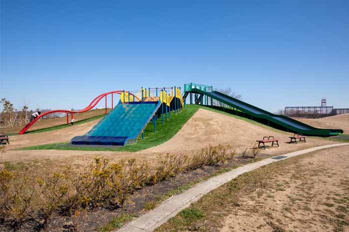 権現堂公園　2号公園　4つの大きな遊具　ロングカーボンスライダー、ビッグモーグルヒル、プレイビート、プレイウォール