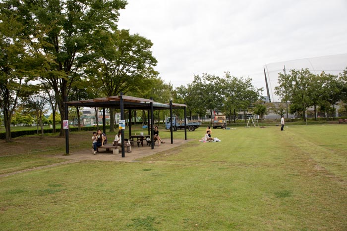北本総合公園　芝生広場　パーゴラ　ベンチ