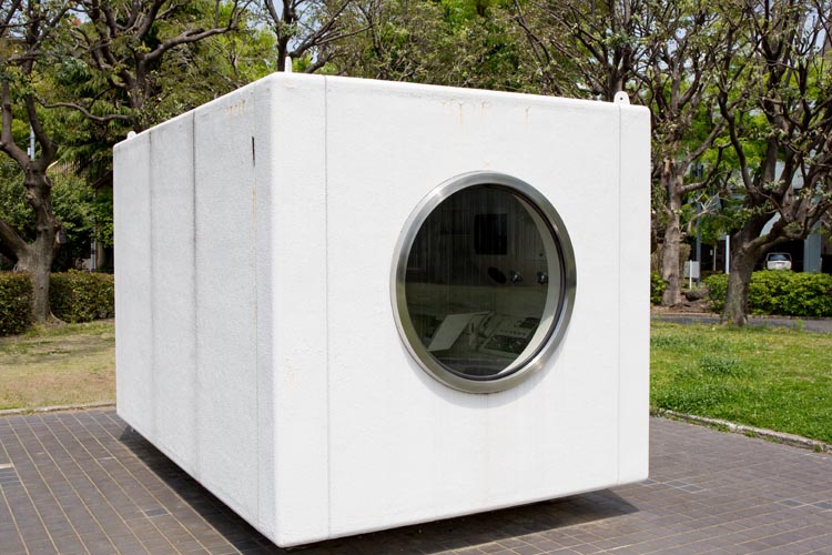 北浦和公園　彫刻広場　黒川紀章氏が設計した「中銀カプセルタワービル」の住宅カプセル