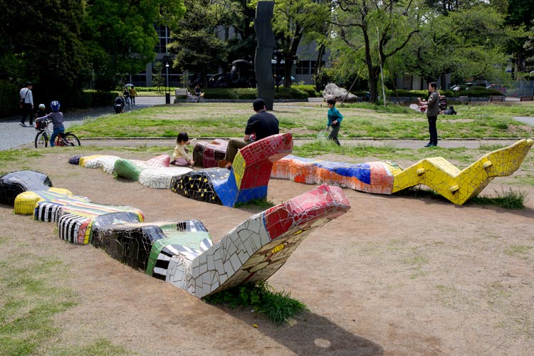 北浦和公園　彫刻広場　山本信作「這うものたちの午後の眠り」