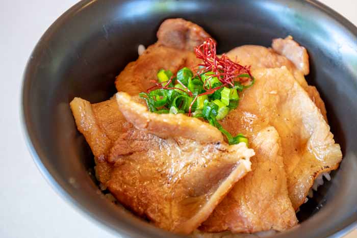 キヤッセ羽生　農cafe ムジナモ　自然豚のポーク丼