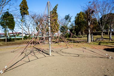 倉松公園　立体くもの巣　遊具　ロープクライミング
