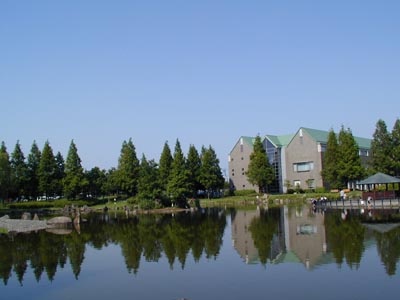 庄和総合公園　池と庁舎の遠景