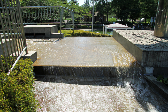 さぎやま記念公園　モニュメントの下は水遊び場　水源