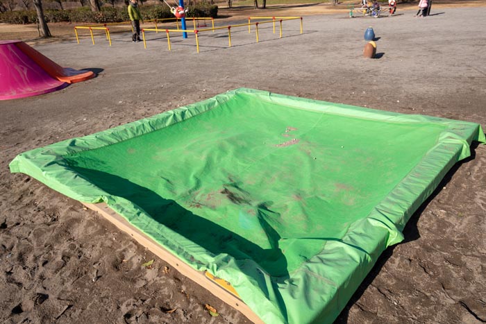 彩湖・道満グリーンパーク　遊戯広場（遊具の広場）以前からある砂場　普段はシートが被せられている