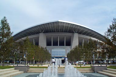 埼玉スタジアム2002公園　2001年10月6日に行われたオープンイベント時撮影。当時は、公園としては噴水の「水の広場」と調整池のあたりのみオープン。
