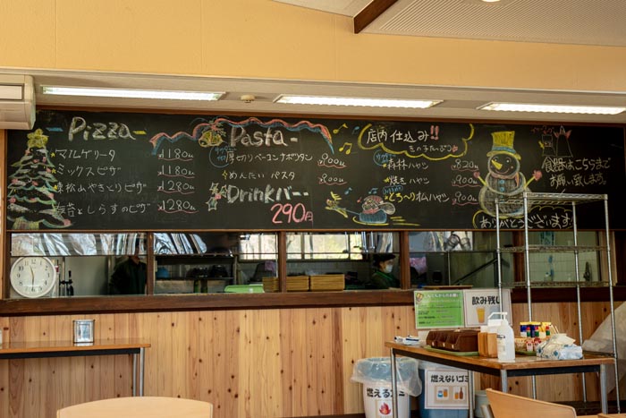 国営武蔵丘陵森林公園　中央レストラン　店内のボードメニュー
