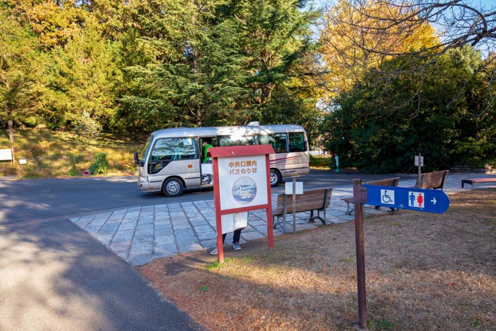 国営武蔵丘陵森林公園　園内バス　小さい方の25人乗り　中央口バス停停車中